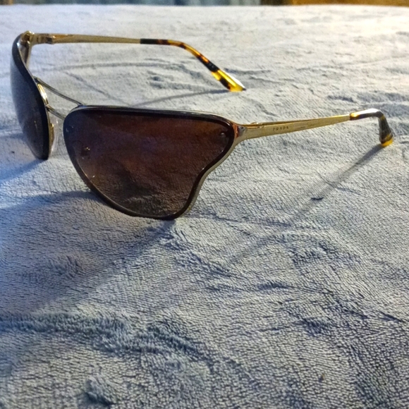 Ladies Prada sunglasses - Picture 6 of 7